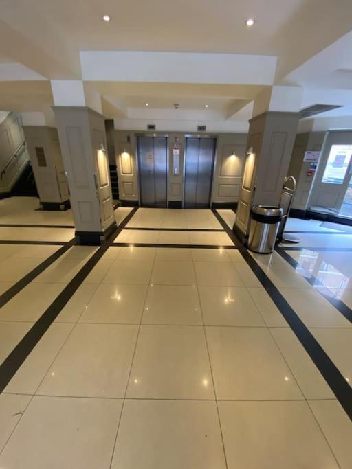 Stylish & Comfy Chelsea Haven Walk To Tube & Bus Лондон