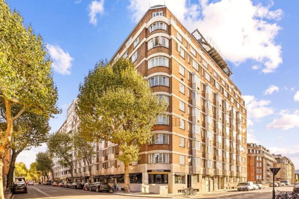 Stylish & Comfy Chelsea Haven Walk To Tube & Bus Apartment